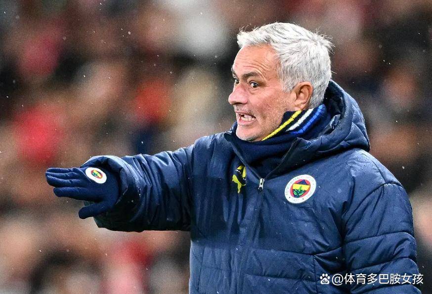 62岁穆帅现身巨龙球场，眼含热泪一直挥手，球迷：派头还是那么足